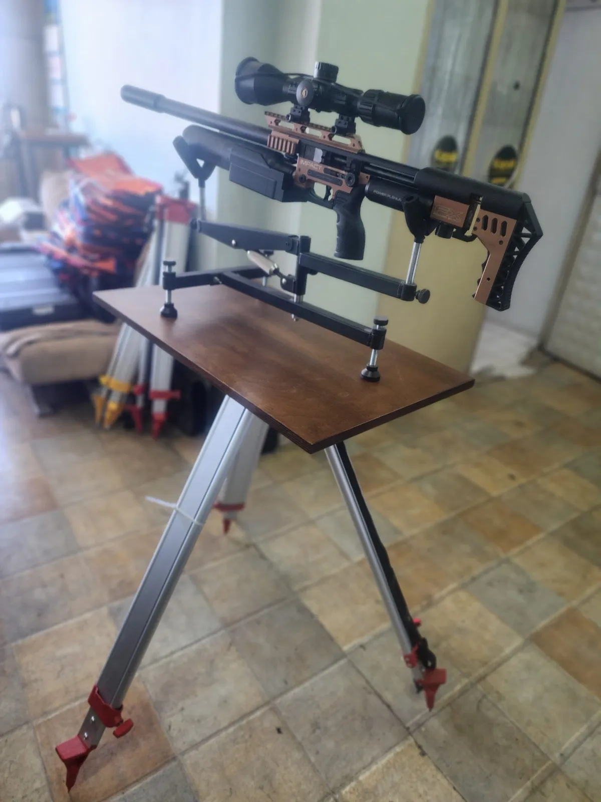 Ağır hizmet tipi Küreli Mengene Masalı Tripod ve Masası